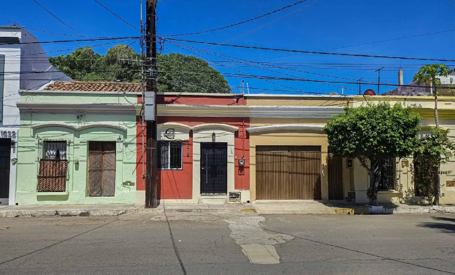 Turn Key Single Level 2 BDR House w/pool. Steps from Historic District & Olas Altas Beach
