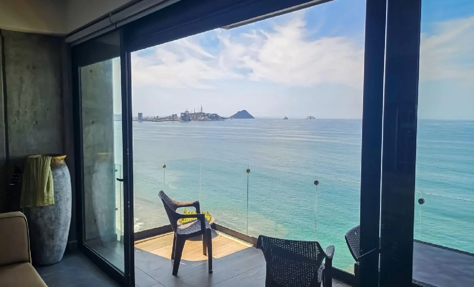 OCEAN FRONT 2 BDR with Stunning Views at CATANIA TOWER.