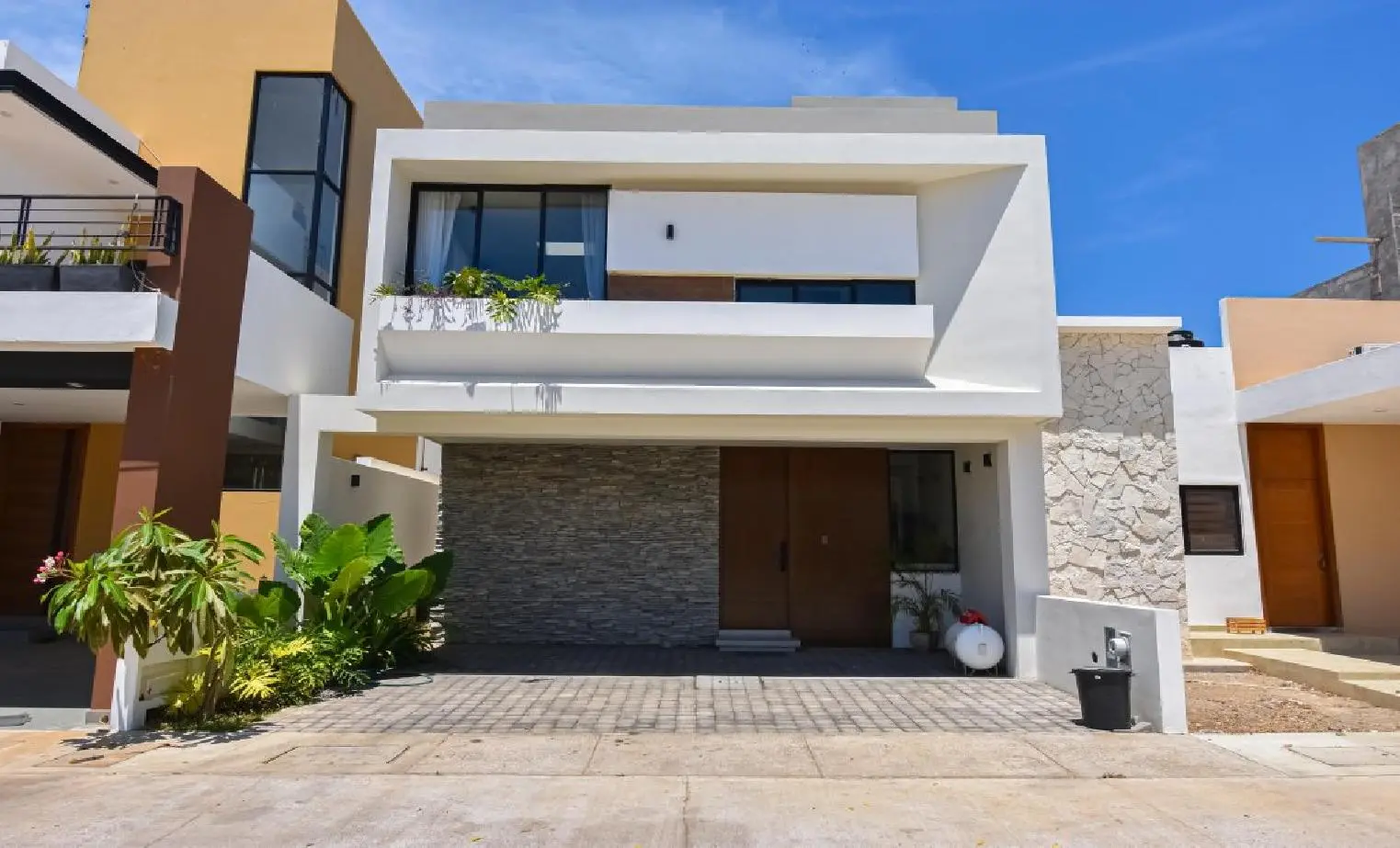 BEAUTIFUL HOUSE WITH LUXURY FINISHES