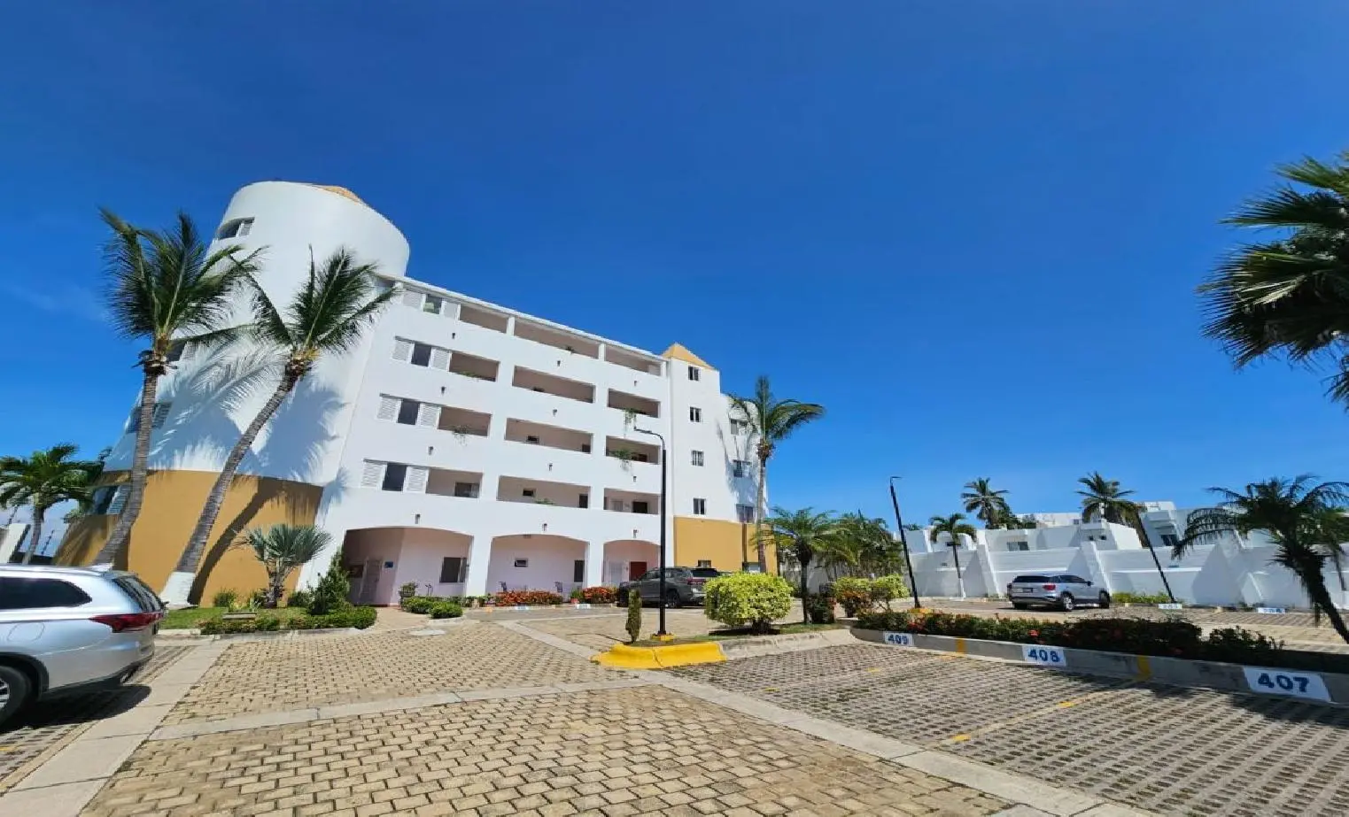 CONDO IN MARINA GARDENS