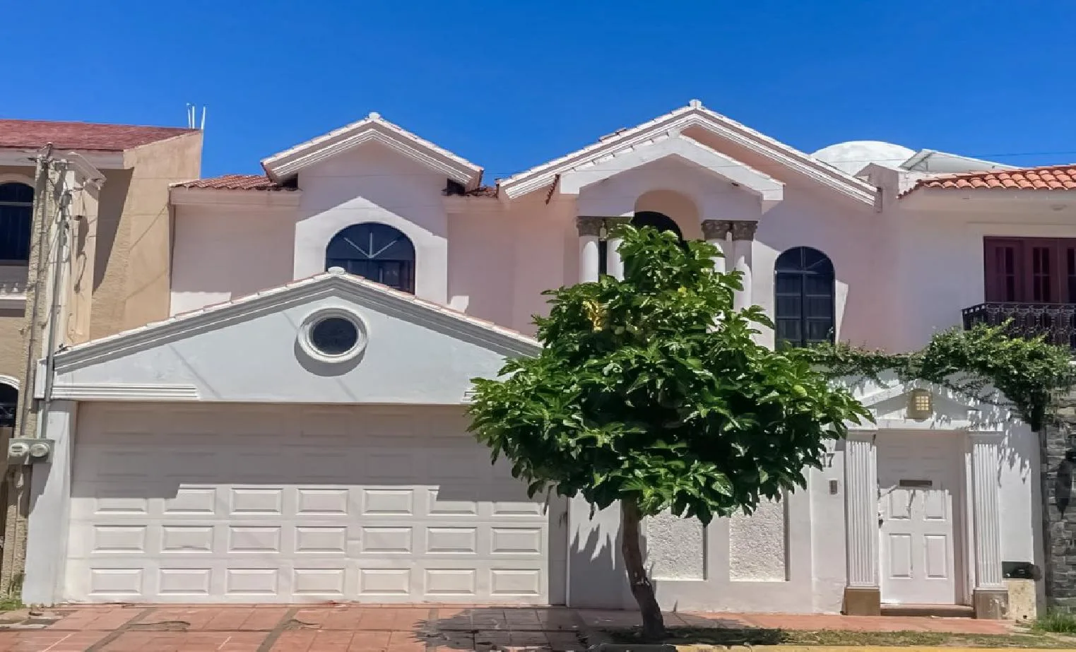 4 BEDROOM HOUSE FOR YOUR FAMILY'S ENJOYMENT WITH POOL